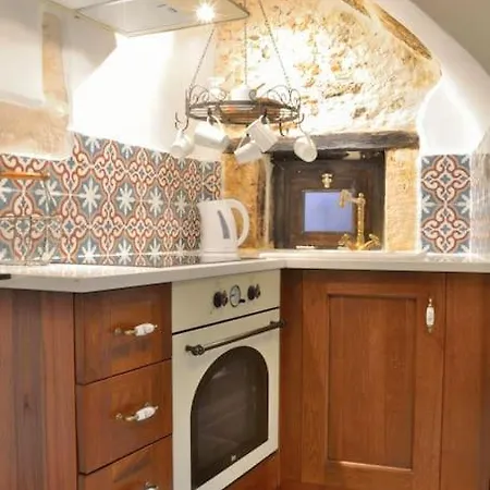 Charming Stone Corner House 하니아
